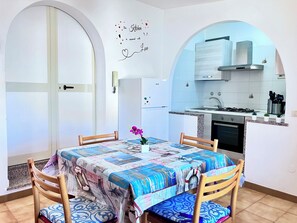 Leilighet, 3 soverom, balkong, havutsikt | Spisestue