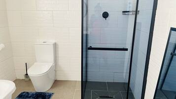 Room, 6 Bedrooms, Smoking, Garden View | Bilik Mandi