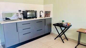 Room, 6 Bedrooms, Smoking, Garden View | Interior