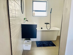 Zimmer, 6 Schlafzimmer, Raucher, Gartenblick | Badezimmer