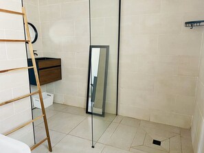 Zimmer, 6 Schlafzimmer, Raucher, Gartenblick | Dusche im Bad