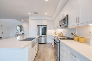 Kylskåp, mikrovågsugn, ugn och spishäll