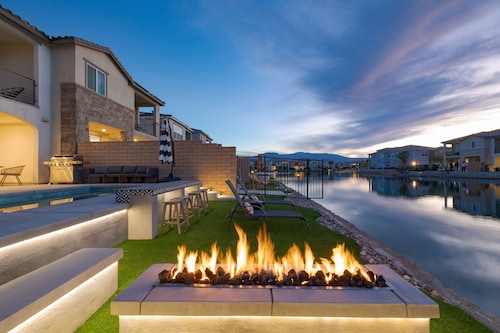 Lakefront w/ Private Pool, Great for Festival Season | Lago Luxe by AvantStay