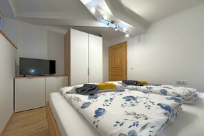 3 habitaciones, tabla de planchar con plancha y cuna de viaje 