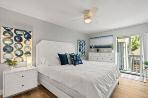 2 habitaciones, escritorio y tabla de planchar con plancha
