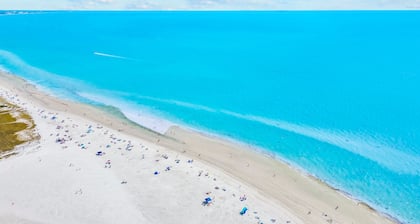 Beach Rd, 300ft to Beach Access & 500ft to Siesta Key Village, 2bdr & Studio