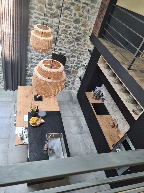 Kylskåp, mikrovågsugn, ugn och spishäll