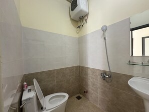 Family Room | Bathroom - OYO 1228 Gia Hoang Homestay (Da Lat)