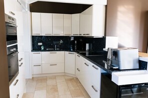 Jääkaappi, mikroaaltouuni, uuni, liesi