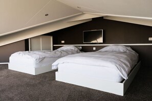 5 bedrooms, travel cot