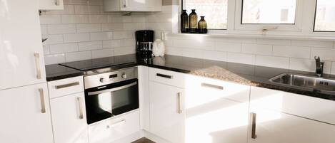 Een koelkast, een magnetron, een oven, een kookplaat