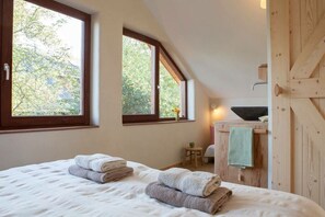 2 bedrooms, travel crib