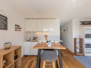 Kühlschrank, Ofen, Geschirrspüler, Kochgeschirr/Geschirr/Besteck