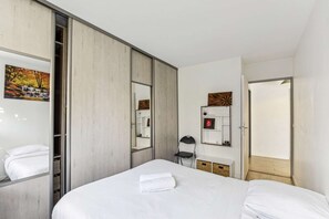 4 bedrooms, desk, WiFi