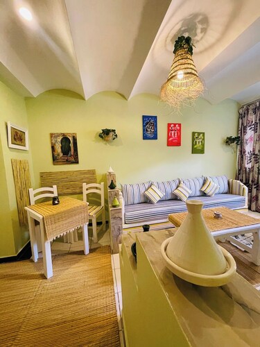 Charming Getaway in Casablanca Maroc, Cozy Home With Thoughtful Amenities