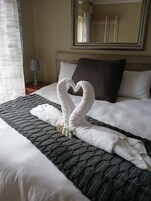 Estúdio superior, vista para a piscina | Wi-Fi de cortesia, roupa de cama