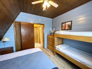 3 室のベッドルーム、WiFi (無料)、ベッドシーツ