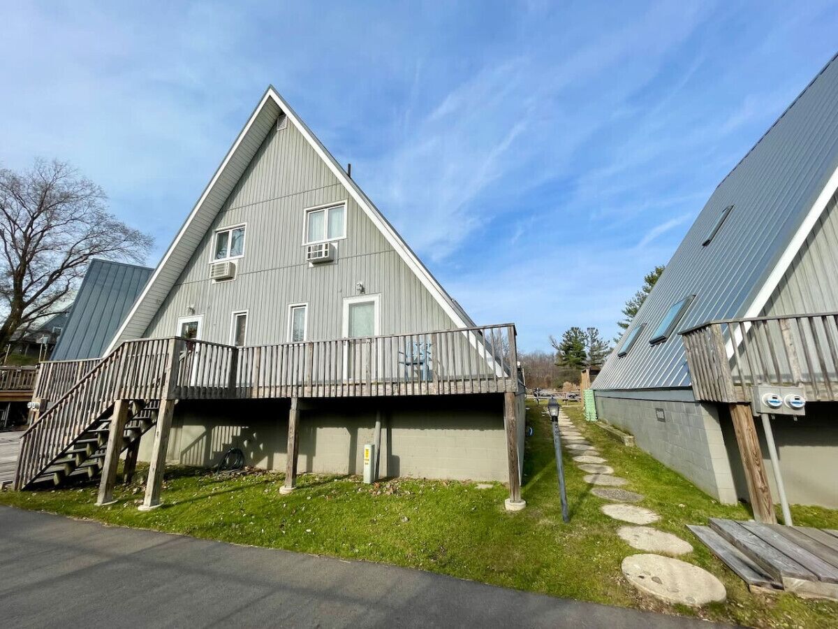 Chalet on the Lake 44 w/ Beach Access, Pools, Sport Courts, Fishing Pond & more!