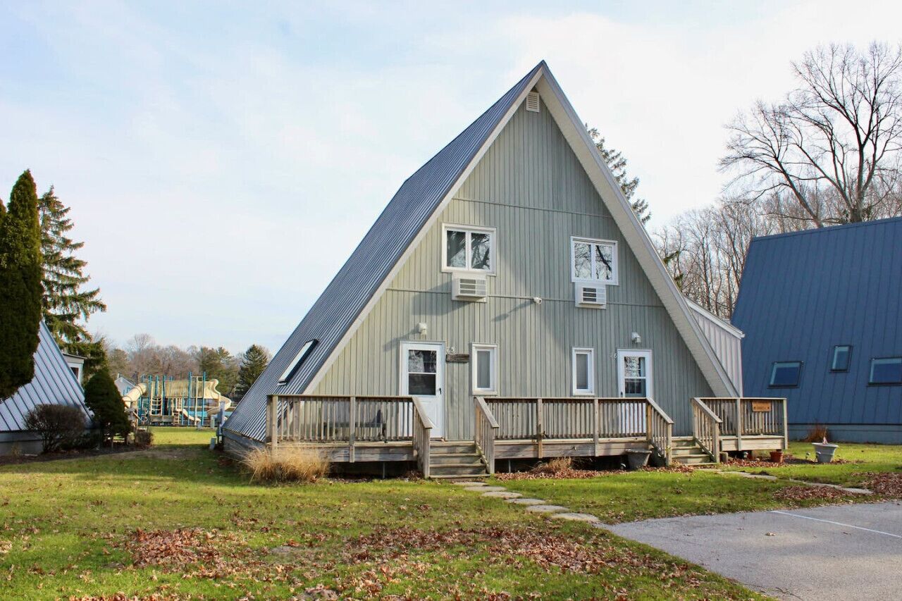 Chalet on the Lake 75 w/ Beach Access, Pools, Sport Courts, Fishing Pond & more!