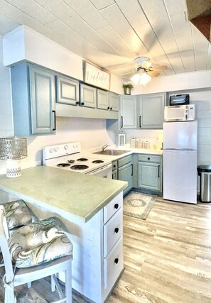 Kylskåp, mikrovågsugn, ugn och spishäll