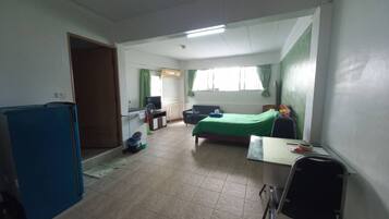 Standard-Doppelzimmer | Schreibtisch, laptopgeeigneter Arbeitsplatz, kostenloses WLAN