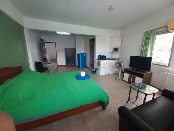 Habitación doble estándar | Escritorio, espacio para trabajar con laptop y wifi gratis 