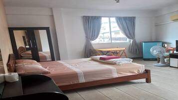 Standard-Doppelzimmer | Schreibtisch, laptopgeeigneter Arbeitsplatz, kostenloses WLAN
