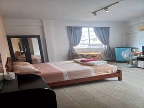 Standard Double Room | Desk, laptop workspace, free WiFi, bed sheets - OYO 75474 Funkey Fulung Andy & Tan Guest House (Pattaya)