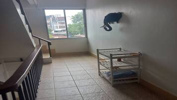 Standard-Doppelzimmer | Schreibtisch, laptopgeeigneter Arbeitsplatz, kostenloses WLAN