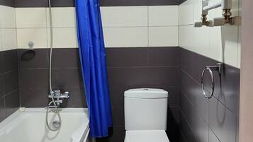 Standard Triple Room | Bathroom | Free toiletries, hair dryer, bathrobes, slippers