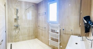Shower, hair dryer, towels, soap - New Orange Villa 6-BR A/C with a Salted Heated Pool & BBQ, Great Mountain View (Cagnes-sur-Mer)