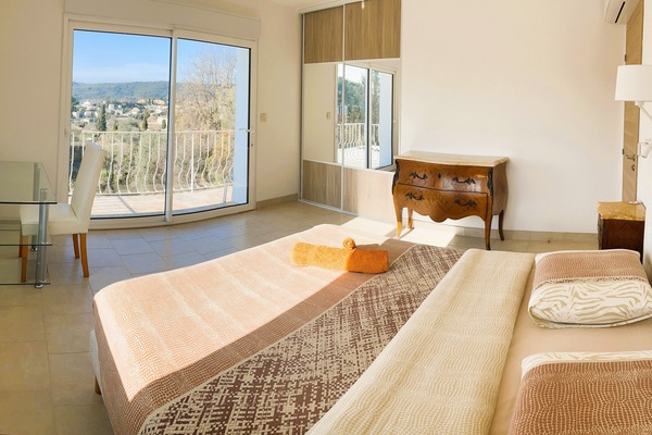 6 Schlafzimmer, Schreibtisch, Bügeleisen/Bügelbrett, Reisekinderbett