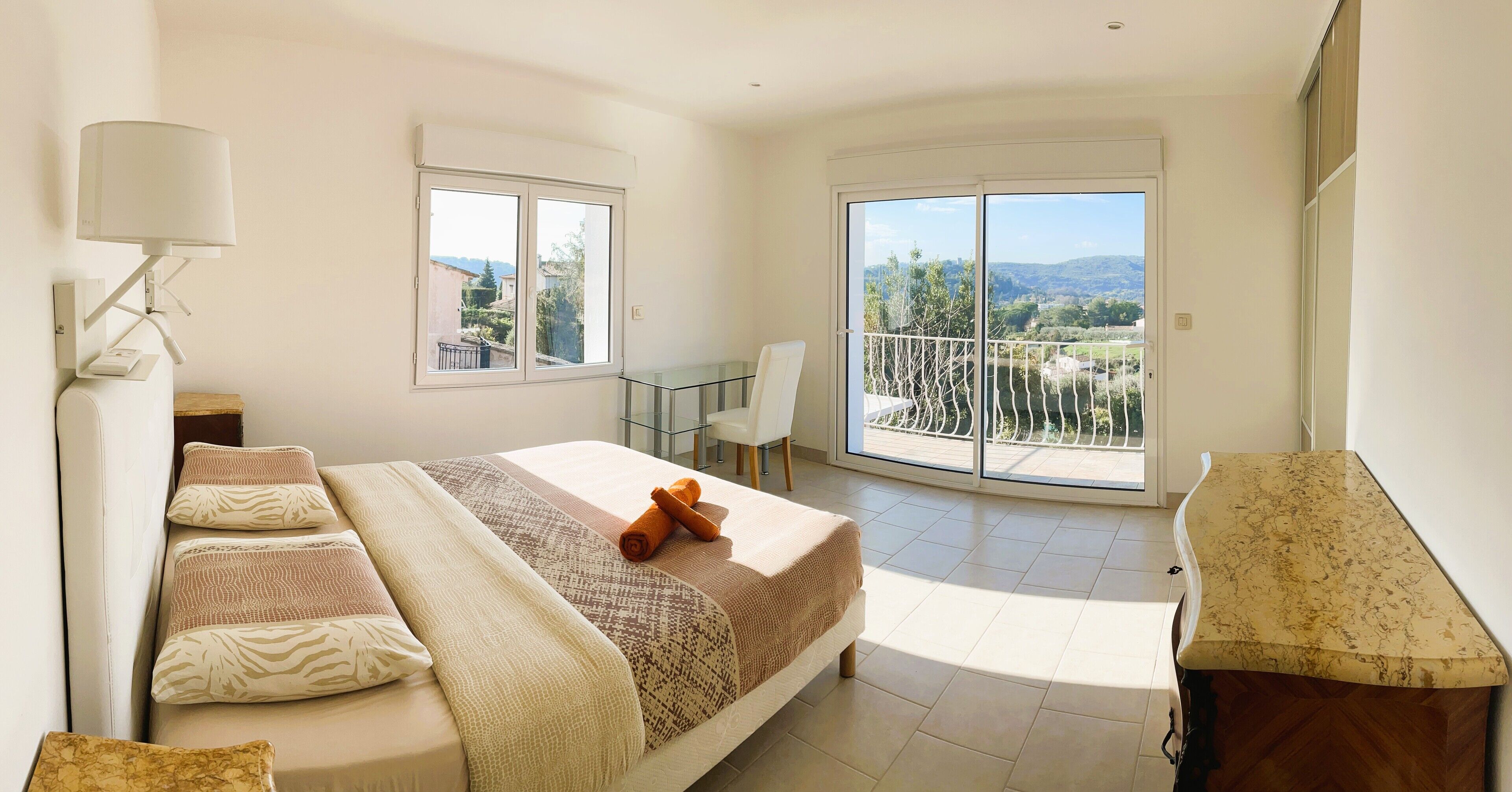 6 Schlafzimmer, Schreibtisch, Bügeleisen/Bügelbrett, Reisekinderbett