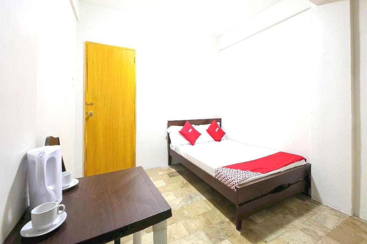 Standard Double Room | Desk, laptop workspace, bed sheets