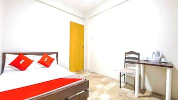 Habitación doble estándar | Escritorio, espacio para trabajar con laptop y ropa de cama