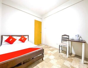 Standard Double Room | 1 bedroom, desk, laptop workspace, bed sheets