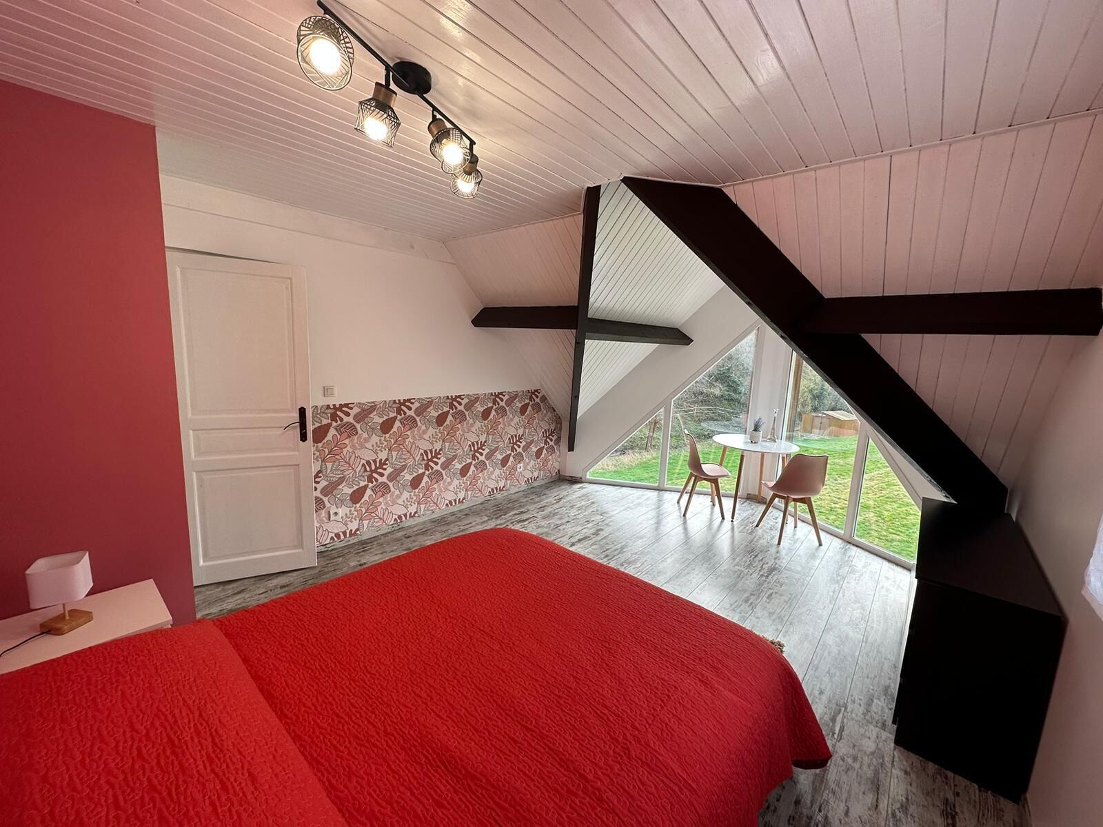 4 habitaciones, tabla de planchar con plancha y cuna de viaje 