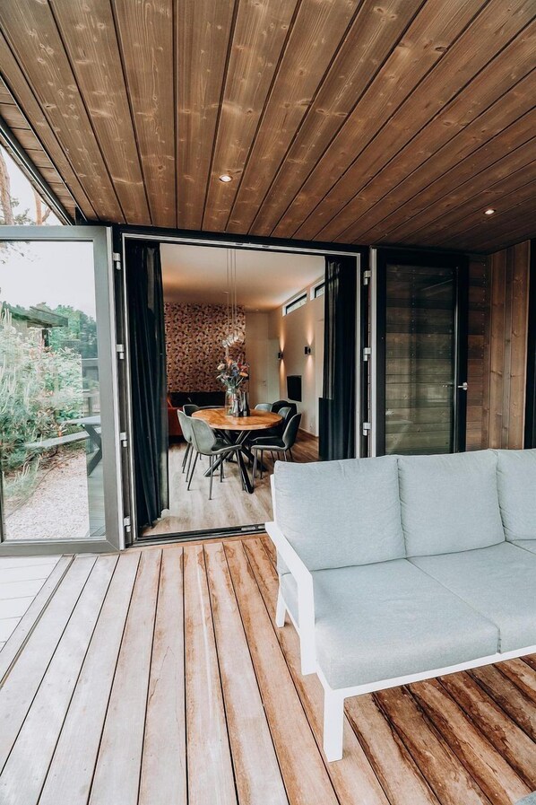 TV - This amazing Eco-Lodge designed by an architect is highly luxurious and completely furnished for four persons. (Rhenen)