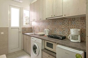 Fridge, microwave, stovetop, coffee/tea maker