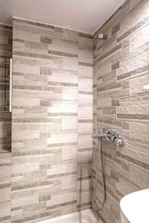 Shower, hair dryer, towels