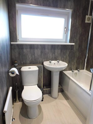 Regadera, secadora de cabello, toallas 