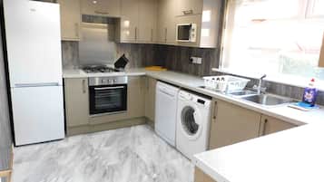 Frigorífico, microondas, horno y placa de cocina