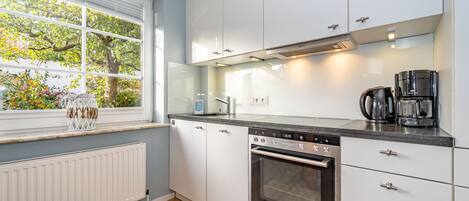 Réfrigérateur, un four, surface de cuisson, lave-vaisselle