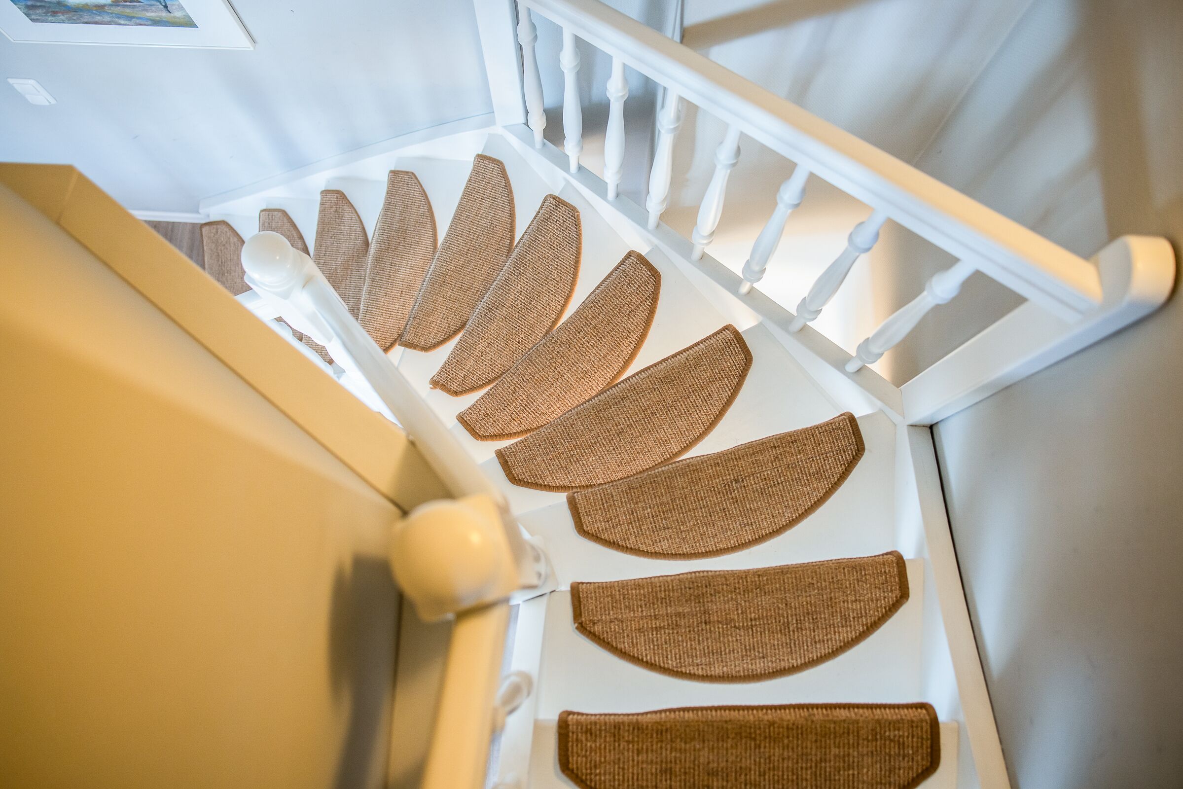 Una escalera con barandillas y pasamanos blancos.