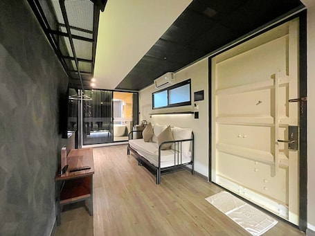 Deluxe Twin Room, Bathtub | Individually decorated, individually furnished, soundproofing, free WiFi