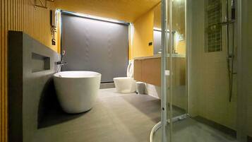 Deluxe Double Room | Bathroom | Separate tub and shower, rainfall showerhead, hair dryer, towels