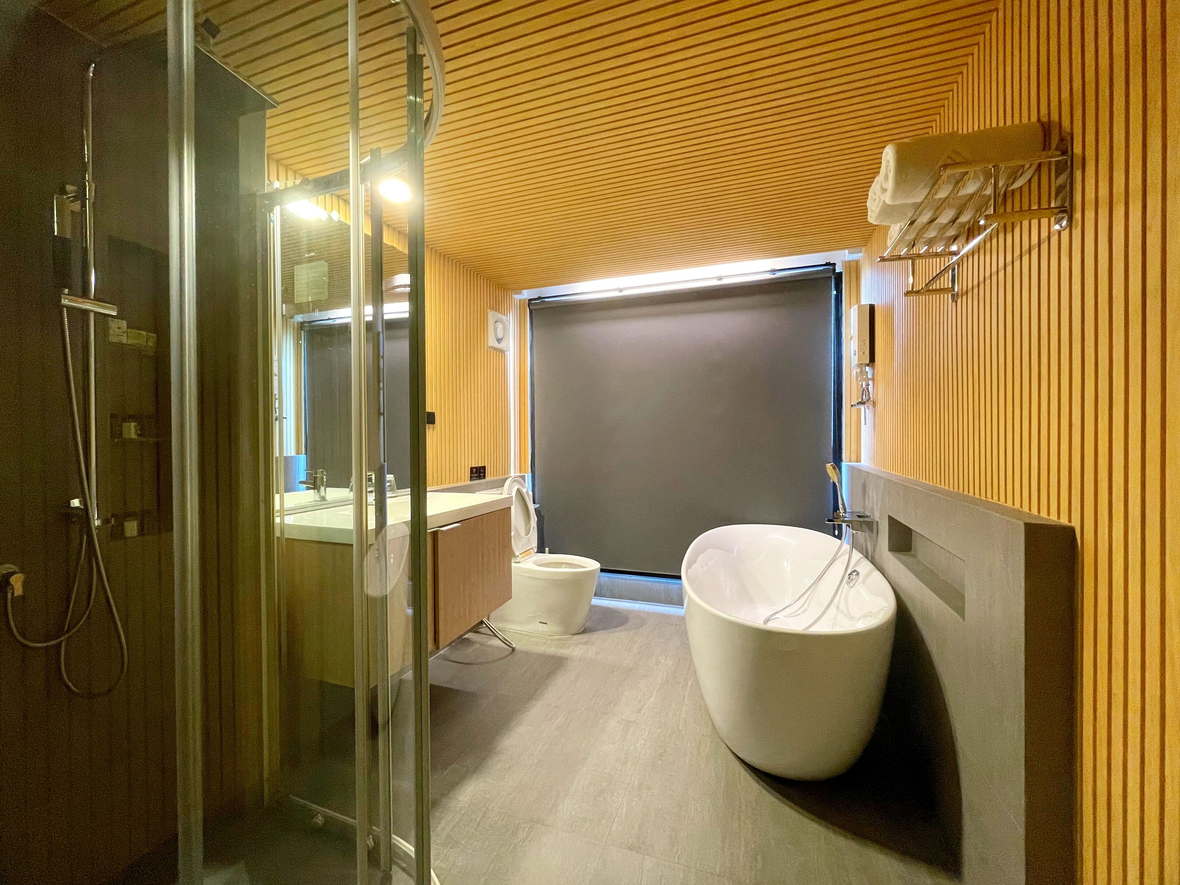 Chambre Deluxe avec lits jumeaux, baignoire | Salle de bain | Baignoire et douche séparées, douche à « effet pluie », sèche-cheveux