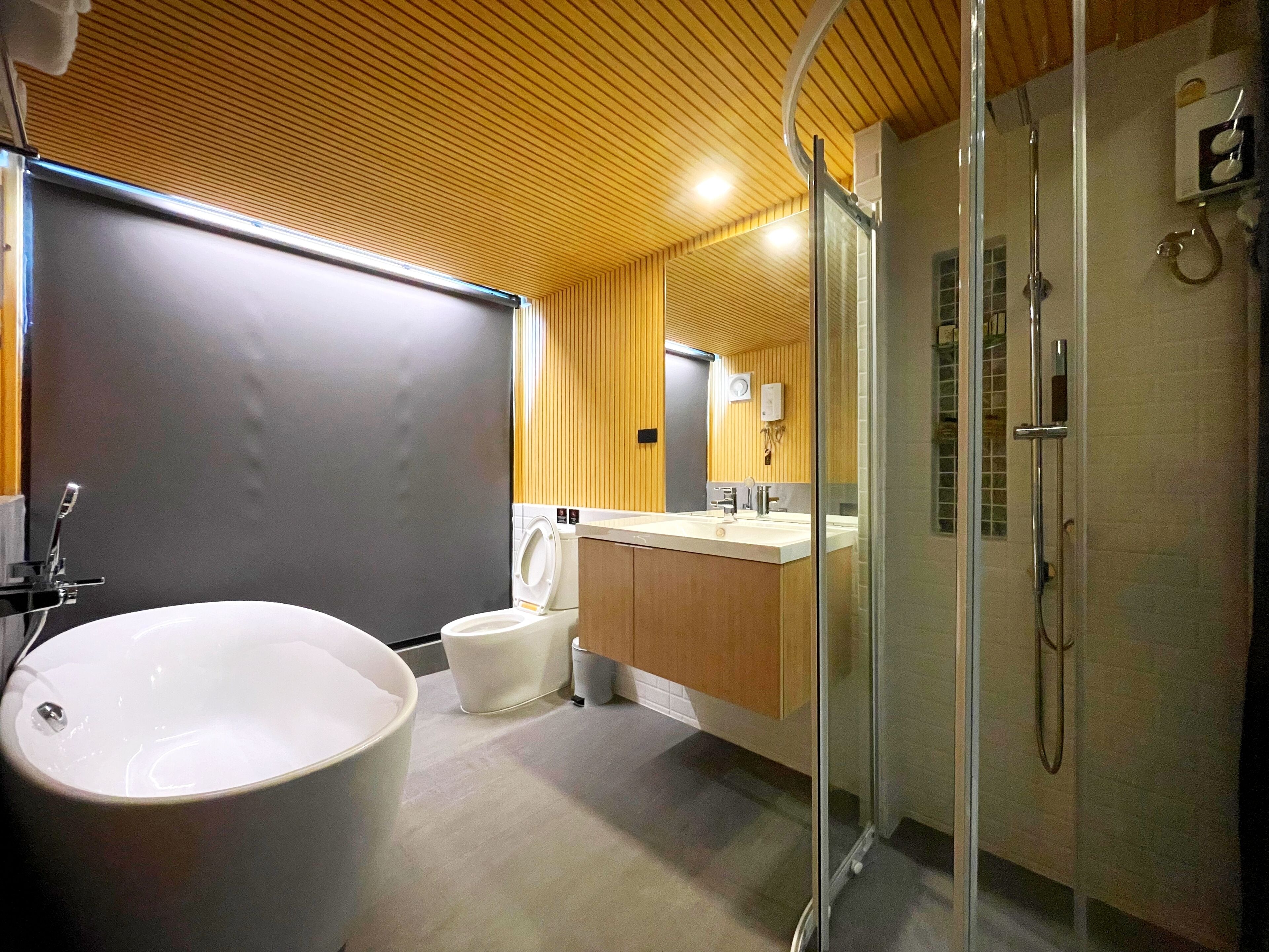 Une salle de bain moderne avec une grande baignoire, des toilettes et un espace douche.