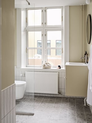 Douche, articles de toilette écologiques, sèche-cheveux