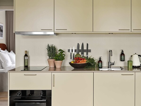 Réfrigérateur, un four, surface de cuisson, lave-vaisselle